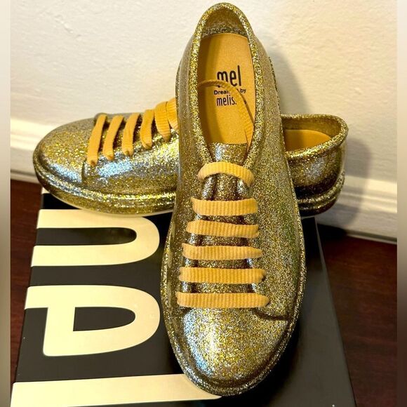 Mini Melissa Mel be fashion  cushioned insole super comfy sneaker size 2, new - Picture 1 of 12